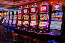 Tampilan meja live dealer di aplikasi ratu gacor dengan dealer profesional dan antarmuka taruhan